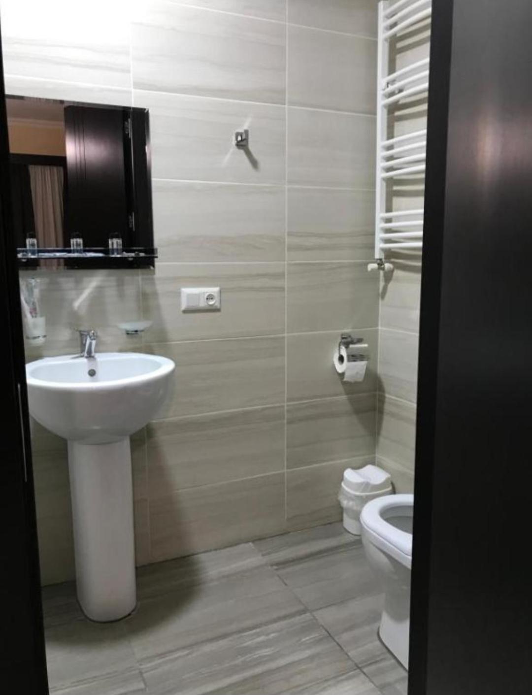 Guesthouse Ellie- Elisabeth Adishi Екстериор снимка
